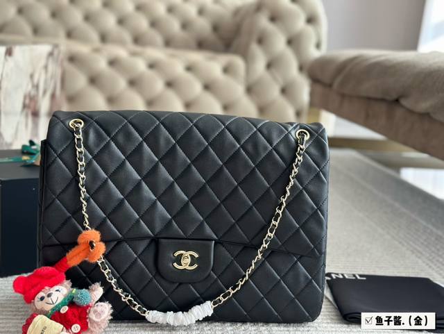 礼盒 Size：40*30Cm 小香家 Cf 牛仔机场包！ 那种自带慵懒效果 松松垮垮的感觉！ 真的超超大！ 太潮太酷了这个size！ 这只时髦又好背的中古包！