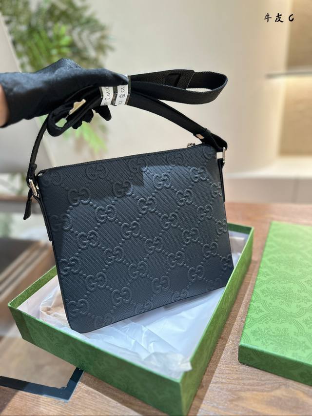 Gu双g压花邮差包black 获崭限时优惠现金价xxxx教教二延续经典的邮差包外型简单利落的线条配合经典双g压花设计 搭配可调节肩带黑色款上身更加低调沉稳休闲又