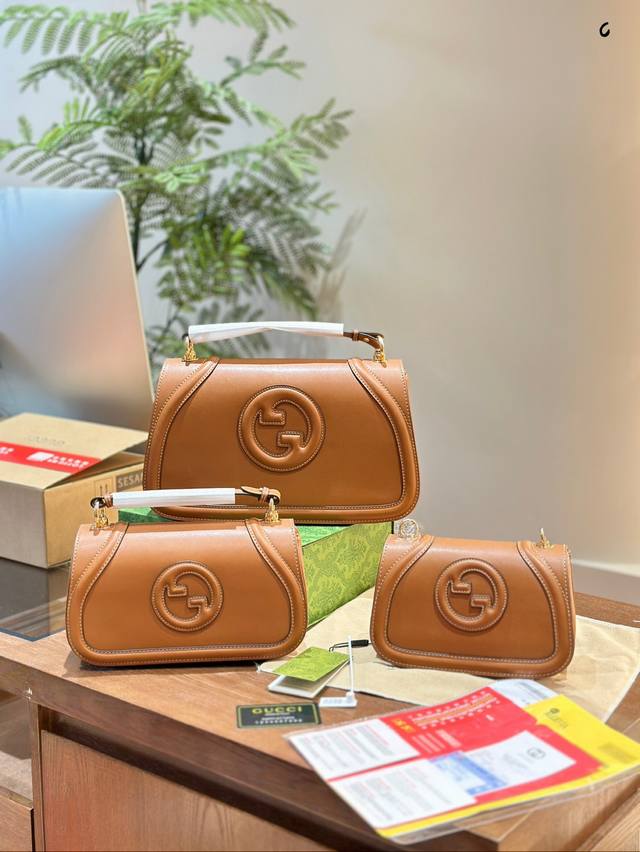 Gucci Blondie系列包包 样子超级可爱,材质相当好,皮革手感软软的,金属配件也很亮,高级感满满的,麻雀虽小五脏俱全,里面挺 能装的,细节做工精细,Gu Gucci Blondie系列包包 样子超级可爱,材质相当好,皮革手感软软的,金属配件也很亮,高级感满满的,麻雀虽小五脏俱全,里面挺 能装的,细节做工精细,Gu