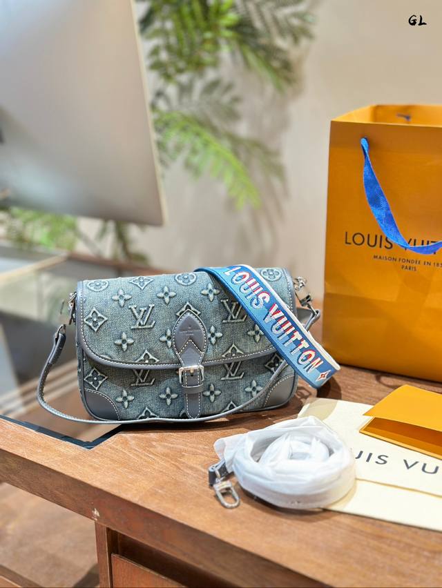 Lv牛仔浮雕法棍 女包女士单肩包腋下包法棍差包斜挎包翻盖手袋 这款邮差包真是太有味道了浓浓的复古风情的精髓体现的淋漓尽致挺括明快的线条与丰富的经典设计细节彰显独