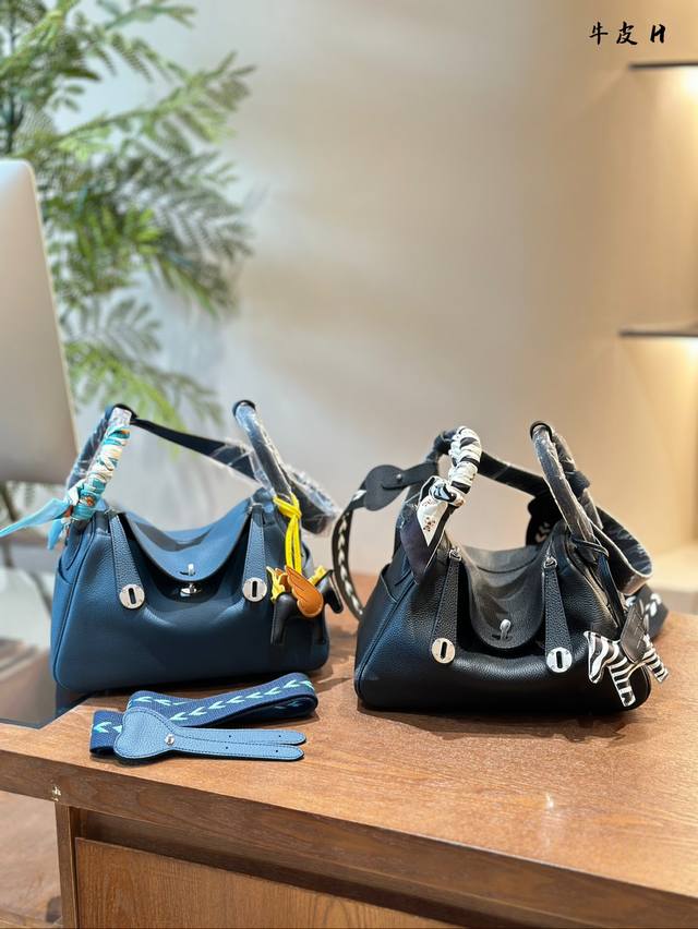 男生也可背的lindy26 Lindy 26的尺寸背也很可爱呀+ 养马初期必入的包款很耐背 实用又百搭系列日常通勤都很适配 作为登机包最好不过啦旁边的小口袋随手