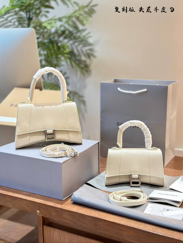 头层牛皮 礼盒包装balenciaga沙漏包皮材质hourglass的造型感特别强，让人一眼惊艳。 其实这个设计来自balenciaga创始人cristóbal