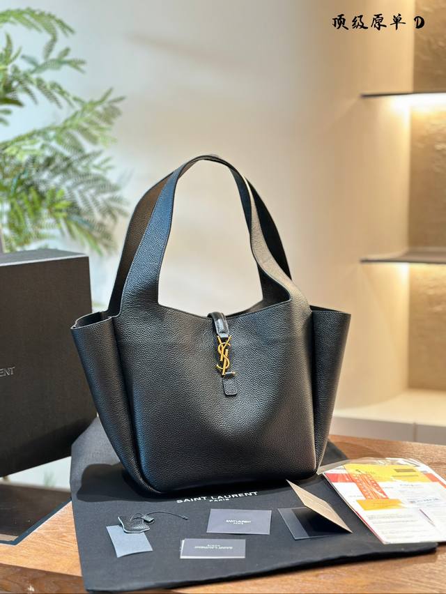 Ysl牛皮大包 今年真的有狠狠get到大包圣罗兰新款鹿皮书容量超大，可以轻松装下13寸macbook~包内会有两根肩带,交叉后可以变成可爱的小篮子另外包包里面还