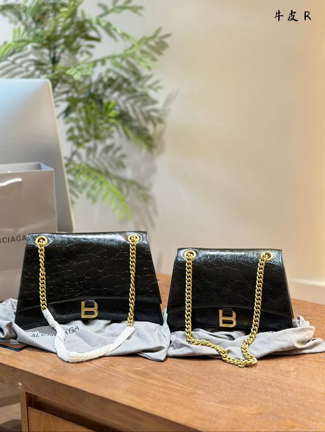 巴黎世家 小号 大号 Balenciag*最新crush包款強勢登場高级感满满上身超，级随意大气皮质手感都是超级好的 男女生背真的好飒，真香系列 尺寸: 26C