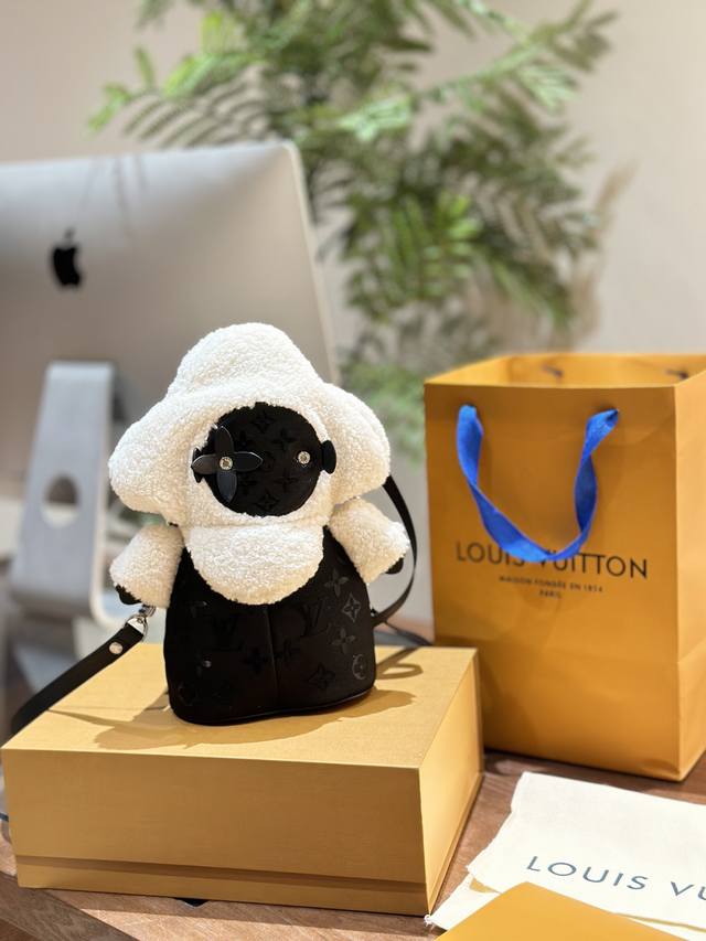 Louis Vuitton超限量vivienne双肩包全日本限量发 等了一个月终于到货咯实物真的很可爱色