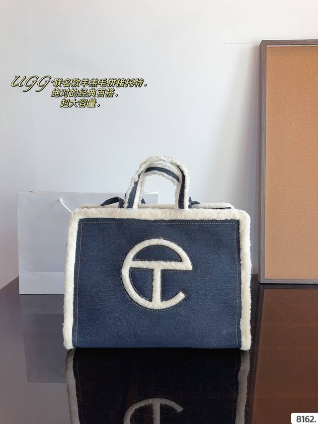 Ugg 托特包 此次联名系列运用ugg经典元素与 Telfar爆款包包融合，带来潮酷有型的穿搭体验 Ugg与无性别设计师telfar联名款，标志性的 Logo与