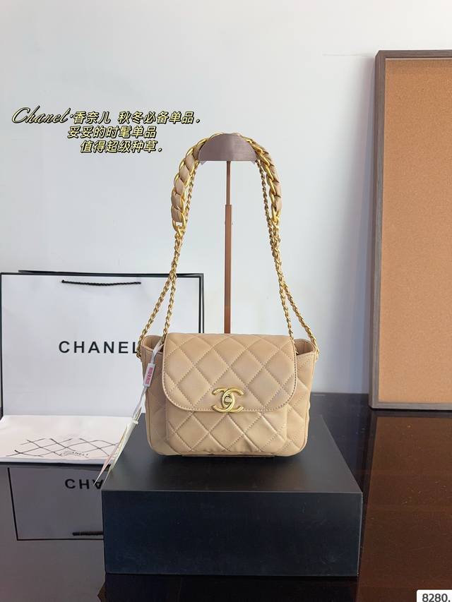 配礼盒. 香奈儿 24隐藏款.邮差包. 链条太惊艳了！ 容量满足日常需求 美貌与实用并存。 精致小女人的小可爱或者优雅lady风都可以 Hold住哦尺寸：20*