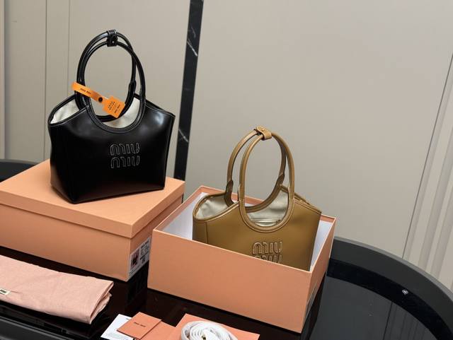 全套包装 Size：22*18Cm Miumiu新款托特tote 今年的风刮的太猛了 老多爆款了！ 这款的版型也太好看了吧！ Miumiu 这一季不管是单肩包还