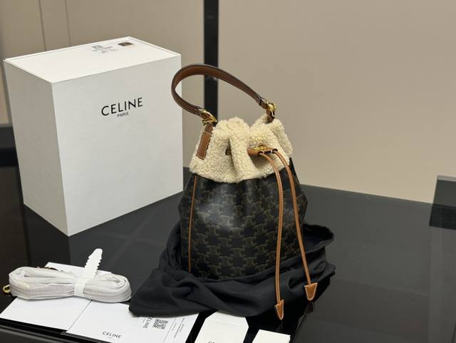 配折叠盒 Size： 20*24Cm Celine 水桶包新款赛琳 一直很喜欢老花的包 经久耐看 复古印花图案 有着高颜值的复古文艺气息