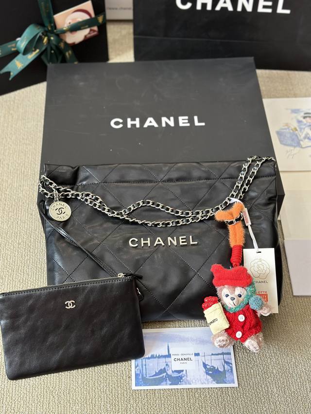 牛皮 配盒 横版 Size：39*28Cm 太好搭配了呜呜呜 Chanel 24C 横版垃圾袋 复古高级感一整个拿捏住了 软软糯糯的质感超级舒服 搜索 小香家