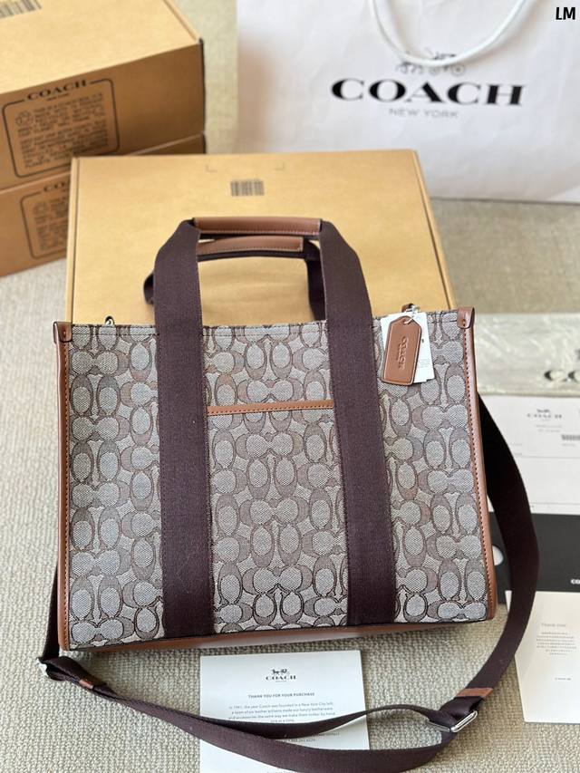 原版布 Coach Smith 托特新款 Coach 新款smith 系列托特包。，内部空间也很大，可以轻松装下你的日常用品，完美满足你的需求。不论是上学、上班