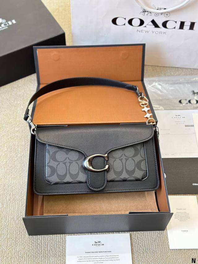 配挂件 经典的酒神 Tabby 新的配色 一上市就万人空巷的包包，开箱细节来啦！上身效果，绝绝子，青春活力，效果特别好费。 #Tabby手提包单肩斜挎包。让小姐