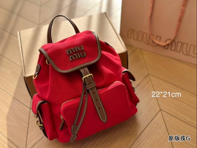 Miumiu双肩包 出游必备哦 多色可选择 尺寸22*21Cm