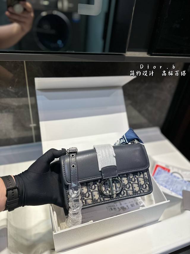 礼盒包装 迪奥 蒙田包 Dior 经典款不易过时 款式简约大方，凹造型必备 方正的包型，复古与现代碰撞 肩带向任意调节，斜挎单肩都向 打造复古氛围感就是这么简单
