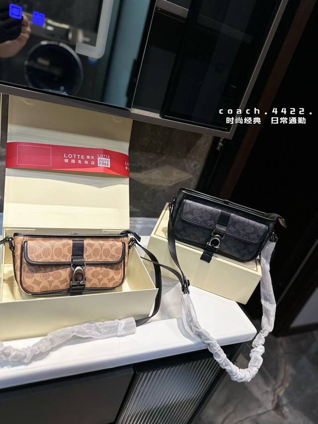 Coach 蔻驰cm337 Cm335 男士 Beck斜挎邮 差包 新品 轻便简约，牛皮革，内置多功能袋，顶部拉链 开合，织物村里，外置插袋和翻盖袋，垂直长度