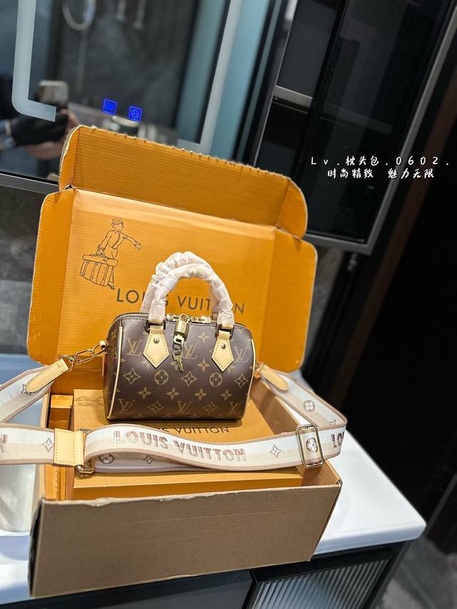 礼盒包装 Lv Speedy枕头包 这款retiro 手袋以标志性的lv老花面料制成,搭配奢华的变色牛皮饰边,经典永恒。优雅低调的外形设计和宽敞的包 全包对花. 礼盒包装 Lv Speedy枕头包 这款retiro 手袋以标志性的lv老花面料制成,搭配奢华的变色牛皮饰边,经典永恒。优雅低调的外形设计和宽敞的包 全包对花.