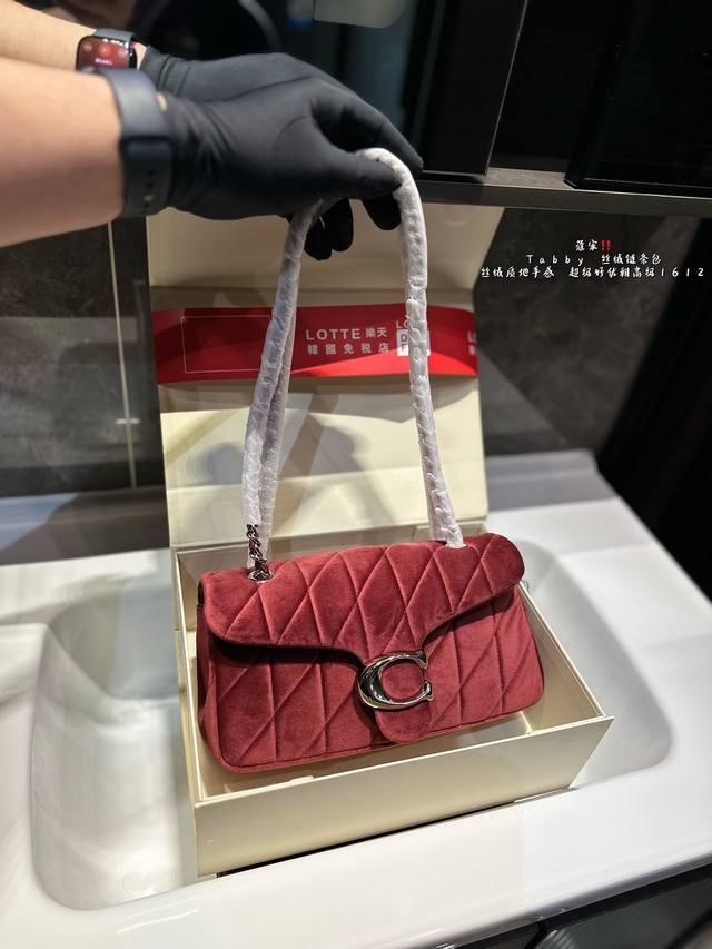 礼盒包装 蔻驰 Tabby链条包 百搭经典 精致的一只 真的超级无敌巨可爱 仙气满满 小姐姐日常必入款尺寸26Cm
