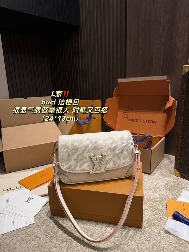 纯皮 全套包装尺寸24.13 Lv Buci 法棍包 很显气质而且容量大,不同光线 下呈现出深浅不同的色泽 真的特别耐看!很适合时髦又有气质的女生~ 侧面和包角 纯皮 全套包装尺寸24.13 Lv Buci 法棍包 很显气质而且容量大,不同光线 下呈现出深浅不同的色泽 真的特别耐看!很适合时髦又有气质的女生~ 侧面和包角