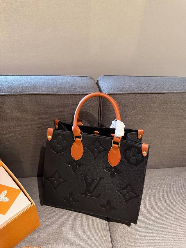 高品质lv 24 By The Pool 全新配色onthego妈咪袋 新款出炉 性价比之王这是一款超赞的包型，灵感来自于恶搞lv的街头品牌，曾经的曾经，Lou