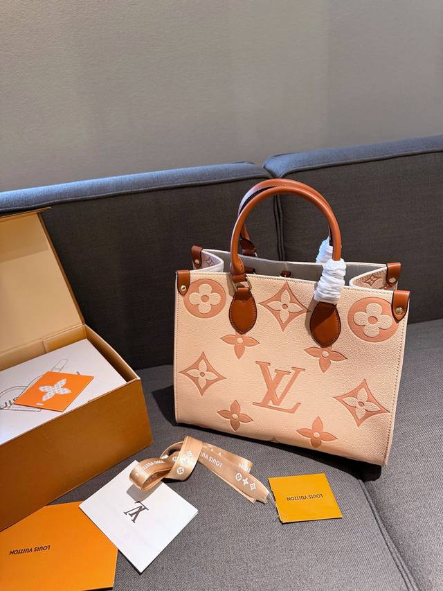 高品质lv 24 By The Pool 全新配色onthego妈咪袋 新款出炉 性价比之王这是一款超赞的包型，灵感来自于恶搞lv的街头品牌，曾经的曾经，Lou