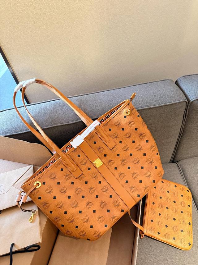 牛皮原单 飞机盒包装 原版品质对比。Mcm双面购物袋 小包可以单被 内容超大 物超所值。超千皮系列妈咪购物袋 原单货 高品质 特别实用的一款 原版五金logo