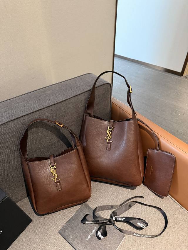 折叠礼盒包装 圣罗兰ysl Hobo腋下包水桶包 配延长肩带 可斜挎 轻巧又充满时尚感! 真的是巨好背s!! 尺寸18×19小 27×25大 折叠礼盒包装 圣罗兰ysl Hobo腋下包水桶包 配延长肩带 可斜挎 轻巧又充满时尚感! 真的是巨好背s!! 尺寸18×19小 27×25大