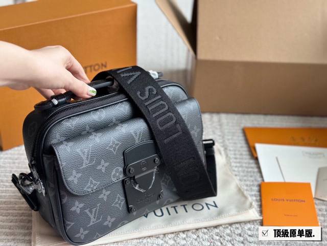 Lv Slock新款男生包包 Iv最新一季又出了很多老花男包我可太爱老花了买到就,是赚到。拿到手的实物比照片好看。 Iv Slocksling,老花的腰包本来就 Lv Slock新款男生包包 Iv最新一季又出了很多老花男包我可太爱老花了买到就,是赚到。拿到手的实物比照片好看。 Iv Slocksling,老花的腰包本来就