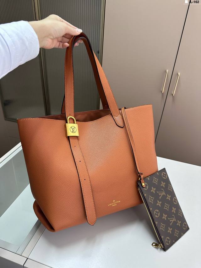 Lv新款购物袋 太戳我了吧！上身效果！ 啥也不说啦！订起来 . 24Ss 走秀款 L-162尺寸34.12.30