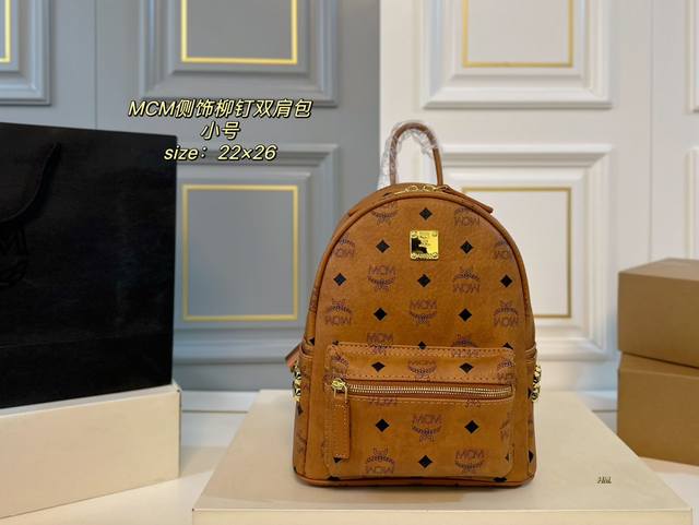 小号 无盒 Size:22×26 Mcm Stark侧饰铆钉双肩包 手工镶嵌茶色铆钉,高级时尚! 调节肩带,透气舒适、 实用且减龄,外出旅游必备! 小号 无盒 Size:22×26 Mcm Stark侧饰铆钉双肩包 手工镶嵌茶色铆钉,高级时尚! 调节肩带,透气舒适、 实用且减龄,外出旅游必备!