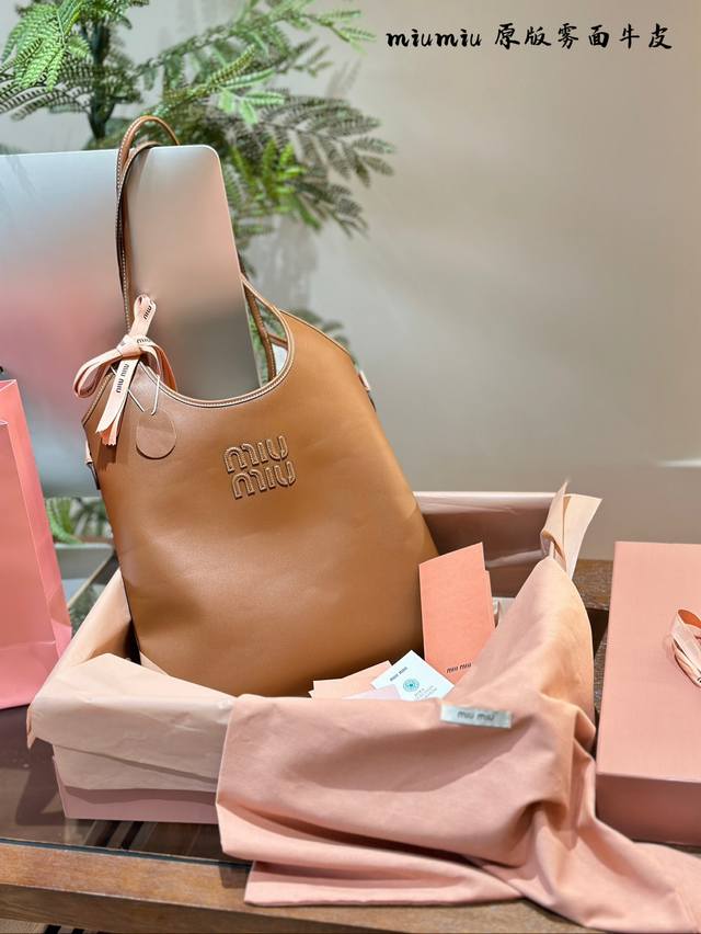 Miumiu 原厂雾面牛皮 时髦精儿的秋冬选择~托特包ivy秋冬美美的 这一季miu也太哇塞了吧 M限定款 浮雕 Tote托特包口 这种单肩大包已成为潮流 不管 Miumiu 原厂雾面牛皮 时髦精儿的秋冬选择~托特包ivy秋冬美美的 这一季miu也太哇塞了吧 M限定款 浮雕 Tote托特包口 这种单肩大包已成为潮流 不管