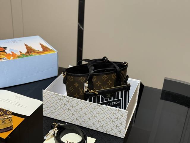 配折叠盒飞机盒 Size： 20.17Cm Lv Neverfull Bb新款购物袋！ 骨灰级产物！ 经典到无可复制！ 有质感！有味道！