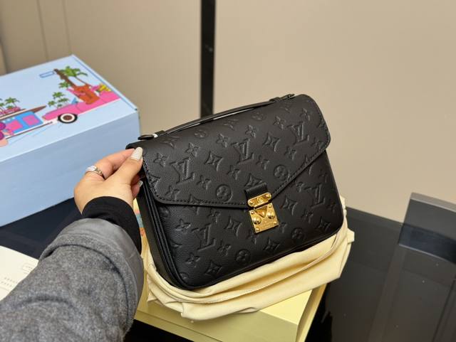 配折叠盒飞机盒 Size：25Cm Lv 牛皮品质邮差包 升级钢五金 经典邮差 每一年这个季节都要推一下！ 因为它太经典！太好看！