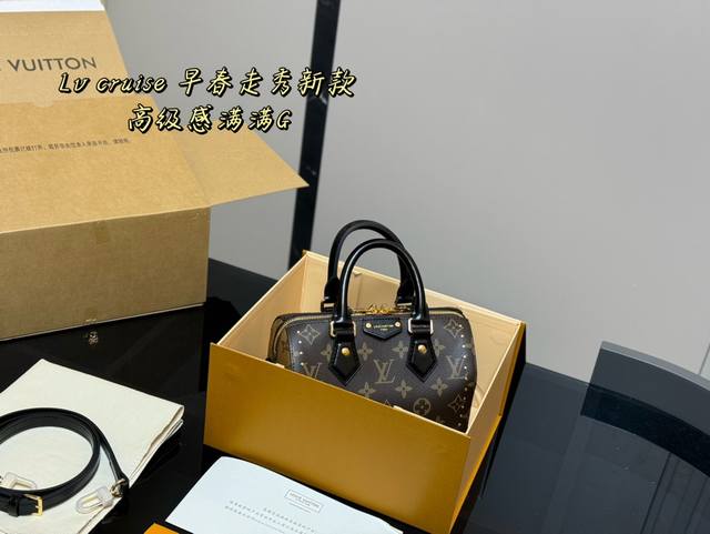 Size：20.13Cm Lv Speedy20 新款走秀柳钉枕头包 搜索 Lv 枕头包 配折叠盒飞机盒