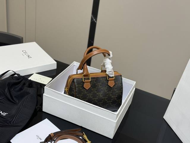 配盒 赛琳原版枕头包 独特设计 时尚又经典 超级百搭 配牛皮 上身又a又飒 尺寸: 19.15Cm