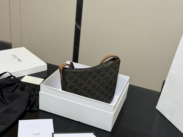 配盒 Size：23*16Cm Celine Tilly 好看又好用的包 2024新款小可爱tilly 复古性感百搭小包 赛琳不容错过！！ 牛皮皮质