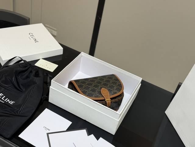 配礼盒 Size：18*16Cm Celine 赛琳老花马鞍，配牛皮 延续凯旋门 复古斜挎 ， 耐看经典印花一点都不老套。