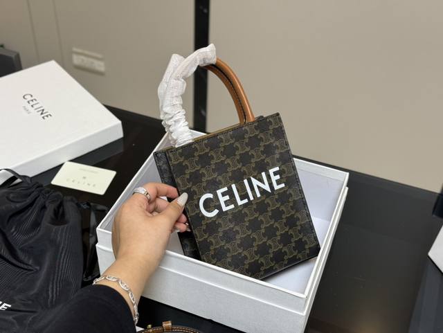 配盒 Size:17*21Cm Celine 老花 Mini Tote 赛琳老花耐看耐用 可爱又超级大气的一款! 它绝对是四季款!Ydds 配盒 Size:17*21Cm Celine 老花 Mini Tote 赛琳老花耐看耐用 可爱又超级大气的一款! 它绝对是四季款!Ydds