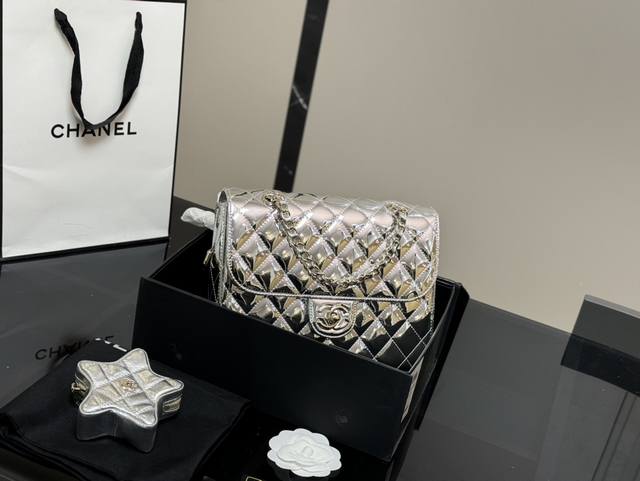 配折叠盒 Size：24*19Cm 香奈儿 24C 漆皮双肩包 这个真的是太太太好看了 金的刚刚好不俗艳不张扬很能装！ 还有小星星哦！