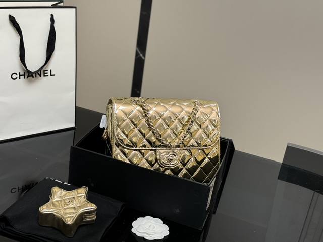 配折叠盒 Size:24*19Cm 香奈儿 24C 漆皮双肩包 这个真的是太太太好看了 金的刚刚好不俗艳不张扬很能装! 还有小星星哦! 配折叠盒 Size:24*19Cm 香奈儿 24C 漆皮双肩包 这个真的是太太太好看了 金的刚刚好不俗艳不张扬很能装! 还有小星星哦!