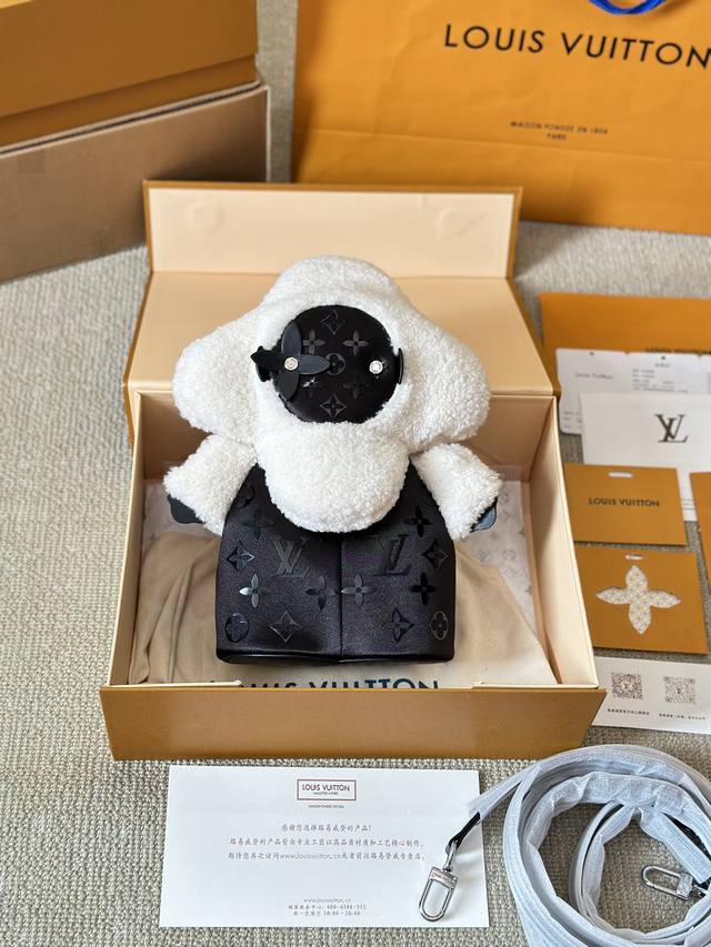 配盒 Lv 黑色vivian背包 Lv 秋冬限量滑雪系列黑色丑娃娃出货啦 第一个拿到丑娃娃的人会不会是你呢 第一眼感觉有点丑，但越看越可爱啊，丑萌丑萌，出街回头