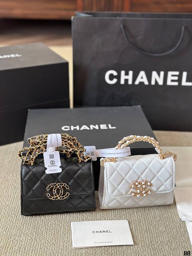 Chanel 23P Kellymini小废包 这个季度带手柄的 Chanel 23P Mini Kelly小可爱荔枝包 真的是好好看呀 黑色荔枝纹特别精致 能