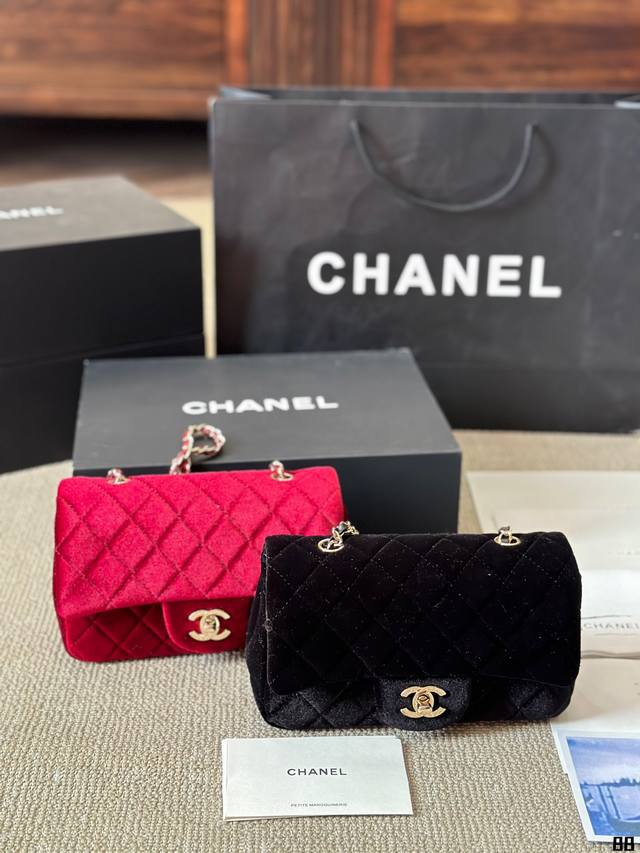 丝绒 Chanel 经典方胖子 慵懒随性又好背 上身满满的惊喜 高级慵懒又随性 彻底心动的一只 Size：20 13Cm