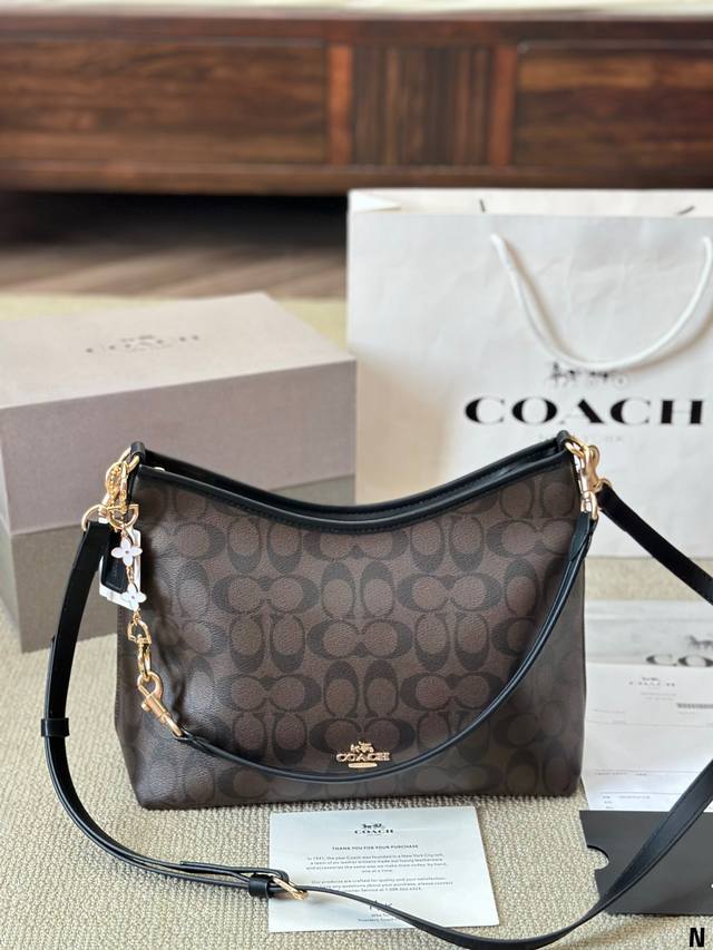 配挂件 Coach 新品！Laurel 流浪包 蔻驰经典的月亮包，比腋下包容量要大一点 尺寸28 25Cm