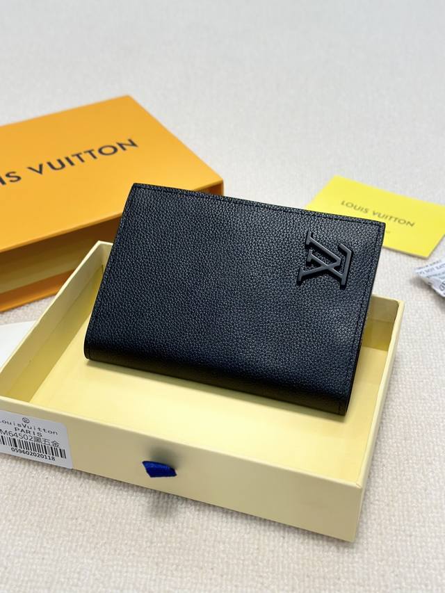 颜色 黑尺寸 10.5X14.5官网同步护照夹一边卡位一边护照位〕还可放少许现金和机票，实用主义，大方得体，做工精致无比！