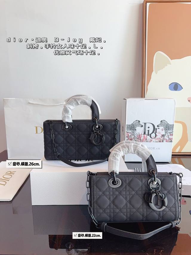 配礼盒 Dior 迪奥 新品 戴妃 横版 磨砂 夏日必备单品. 实在是太太帅气了 新品到货 尺寸横版 26*6*14 22*6*12 Cm 配礼盒 Dior 迪奥 新品 戴妃 横版 磨砂 夏日必备单品. 实在是太太帅气了 新品到货 尺寸横版 26*6*14 22*6*12 Cm