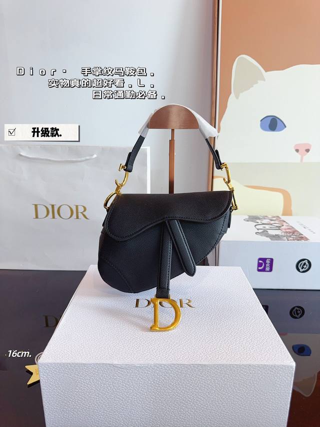 配礼盒. D家 新款马鞍包 真的太好看了! 自重很轻!超级好看! 刺绣款肩带. 搜索dior 迪奥 尺寸:16*5*15Cm 配礼盒. D家 新款马鞍包 真的太好看了! 自重很轻!超级好看! 刺绣款肩带. 搜索dior 迪奥 尺寸:16*5*15Cm