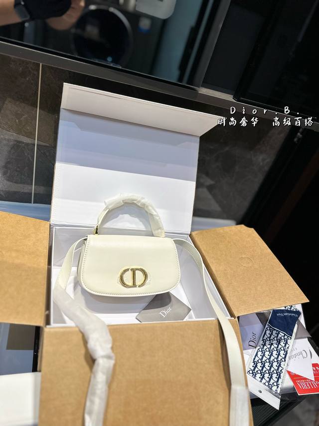 礼盒包装 迪奥新款精美时尚展现极具复古风情的包款,饰以旋钮式 Cd标志扣环别具一格，灵感源自特色锁扣，内部隔层可收纳各种日常用品。除了可以手拎之外还可以手挽，极