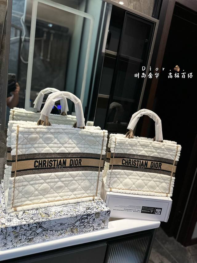 礼盒包装 D家 Tote购物袋 Cdbooktote23最新购物袋 立体刺绣 非普通货 搜索dior Tote 托特size：42Cm.35Cm