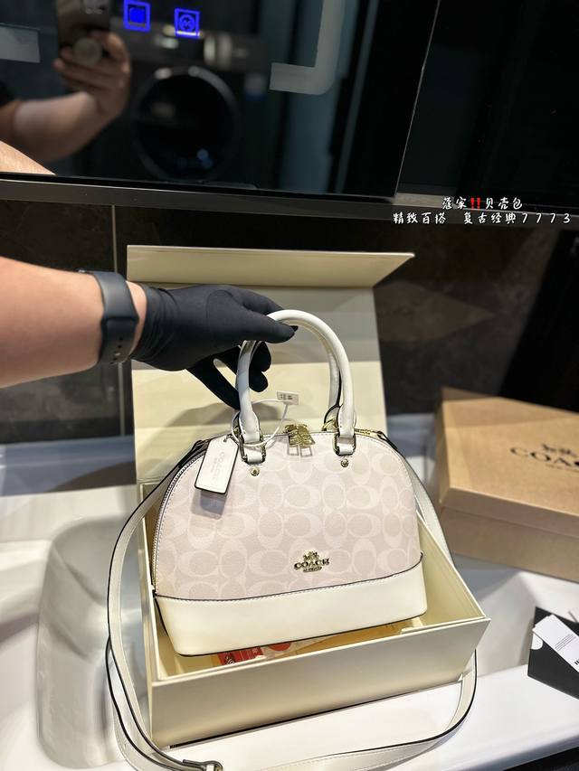 蔻驰 贝壳包 Coach这款贝壳包一直都是她们家的畅销单品四款式经典，百搭，皮质耐脏耐磨又防水，而且还很硬挺，不怕压扁变形。非常持久耐用。可以手提斜背单肩背，肩