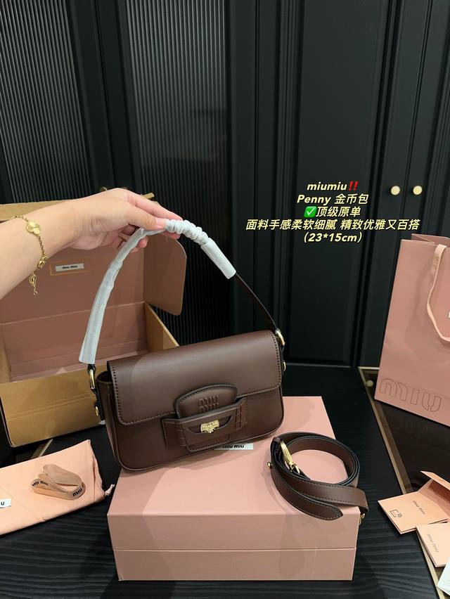 顶级原单 全套包装尺寸23.15 Miumiu Penny 金币包 设计灵感来自1950年代盛行于美国校园的金币乐福鞋一因不满学校统一校服的规定,学生们在鞋面缝 顶级原单 全套包装尺寸23.15 Miumiu Penny 金币包 设计灵感来自1950年代盛行于美国校园的金币乐福鞋一因不满学校统一校服的规定,学生们在鞋面缝